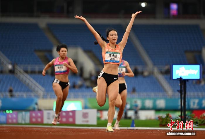 浙江选手陈妤颉11秒29夺冠创亚洲纪录