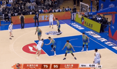上海男篮客场大胜天津豪取12连胜