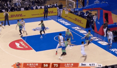 上海男篮客场大胜天津豪取12连胜