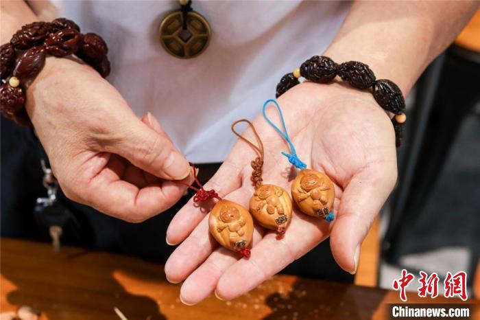 金华核雕传承人以橄榄核雕刻亚运吉祥物 作品将